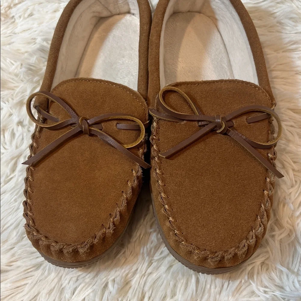 Softmoc women’s brown leather moccasin style shoes. - Picture 6 of 8